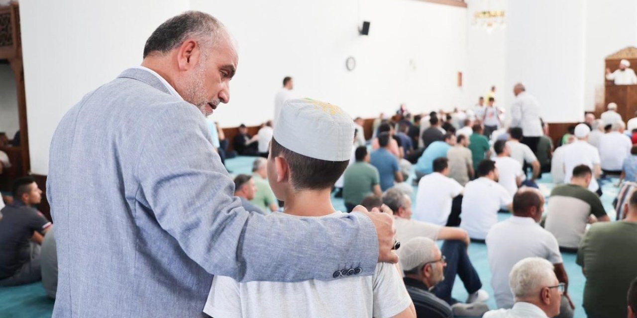 Canik'te camiye gelen hediyeyi alıyor