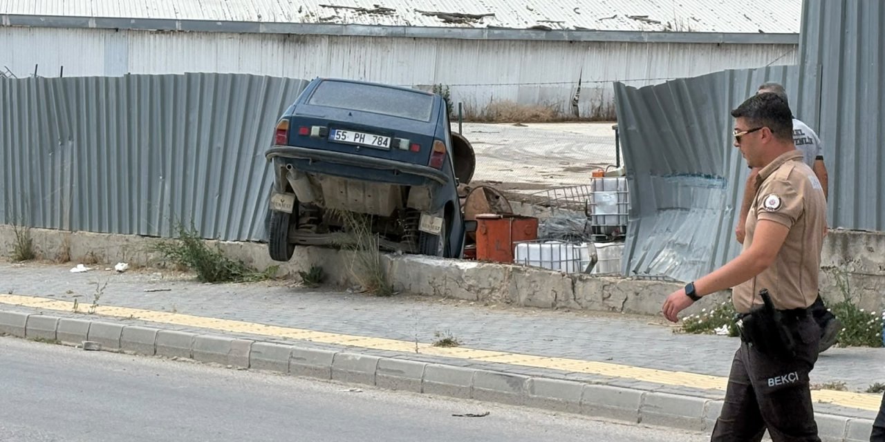Yoldan çıkan otomobilin sürücüsü yaralandı