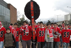 Yılmaz'ı protesto ettiler