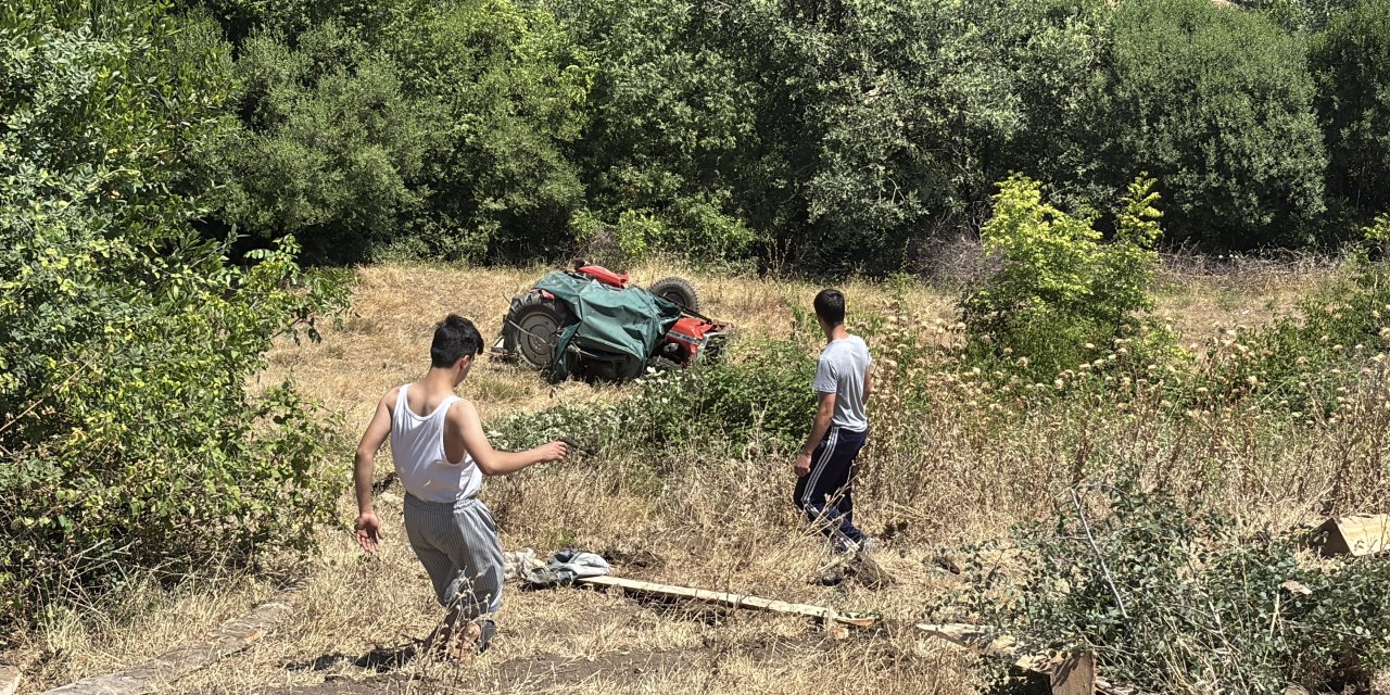 Devrilen traktörden atlayan sürücü yaralandı