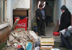 İş yerinin duvarını yıkıp hırsızlık yaptılar