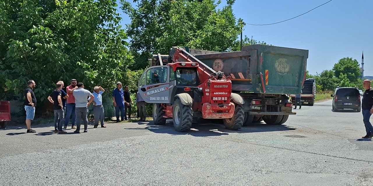 İş makinası ile çarpışan kamyon sürücüsü yaralandı