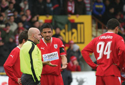 Hakem çileden çıkardı