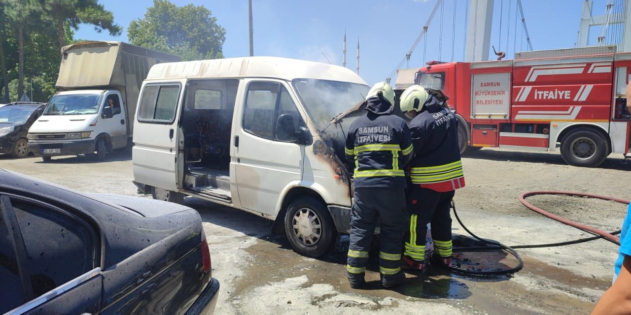 Çarşamba'da seyir halindeki minibüs alev aldı