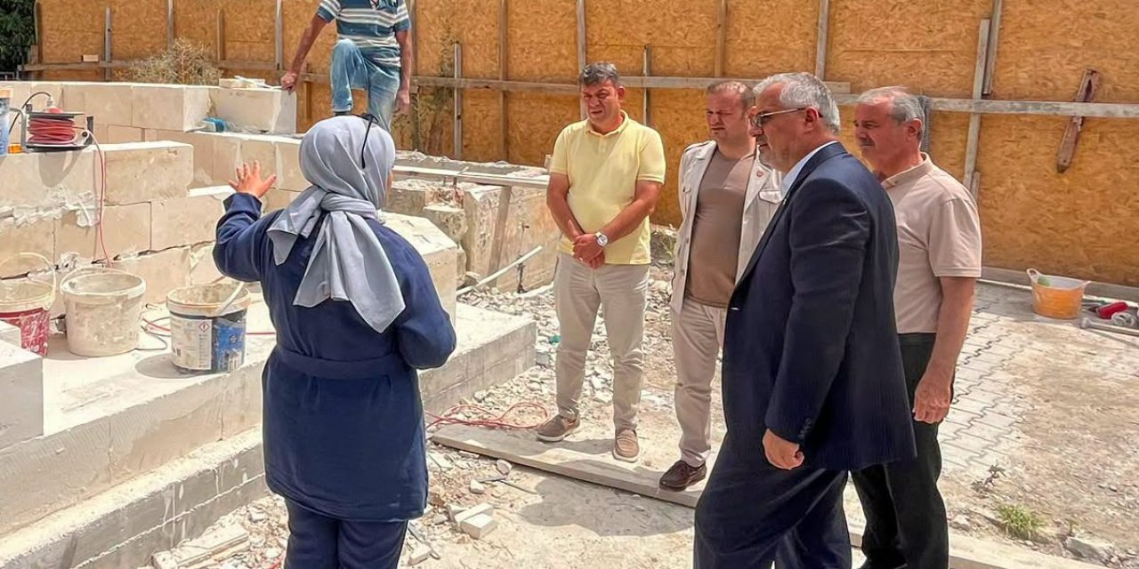 Tarihi Taçlı Çeşme'nin restorasyon çalışmaları sürüyor