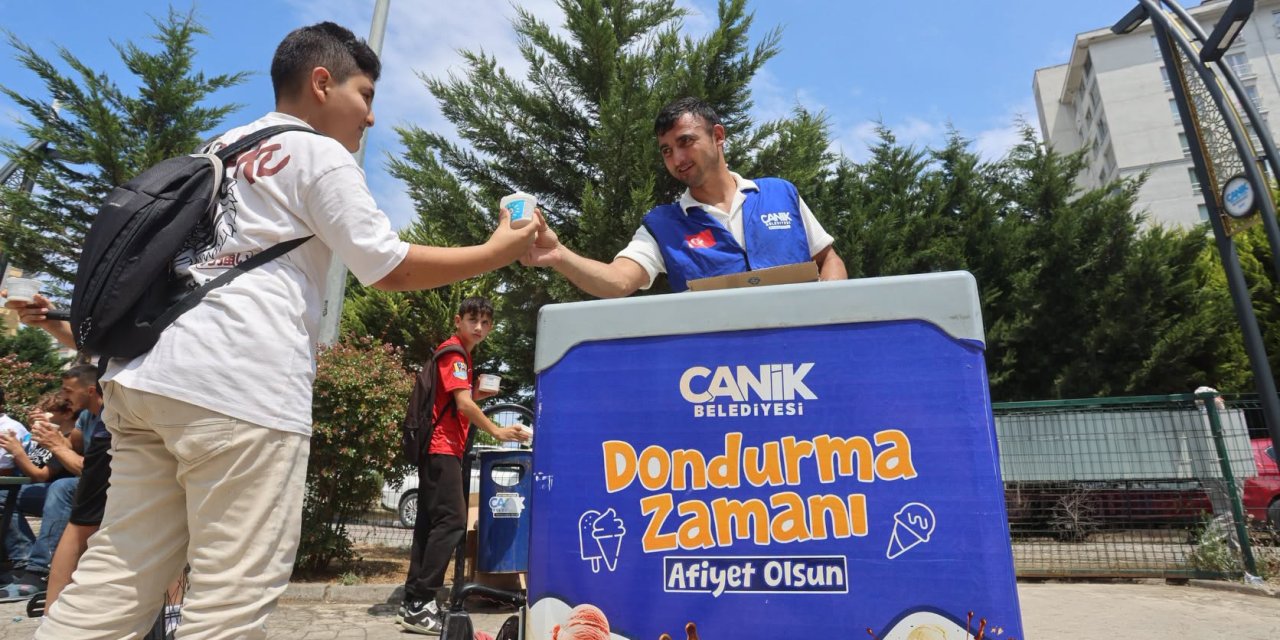 Canik Belediyesi'nden gençlere dondurma ikramı