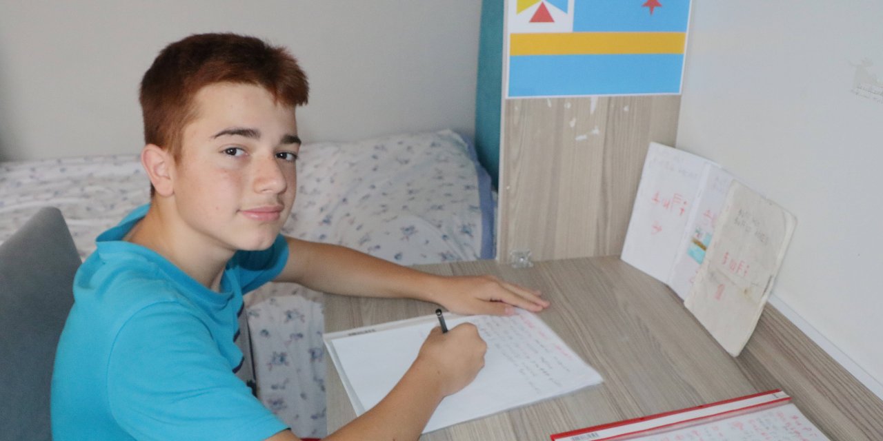 Kendi dilini oluşturup hayali ülke kurdu