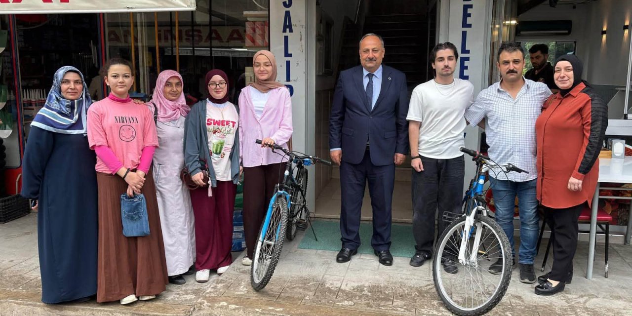Dereceye giren öğrencilere bisiklet hediye edildi