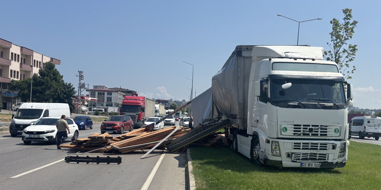 Tırdan yola saçılan keresteler ulaşımı aksattı