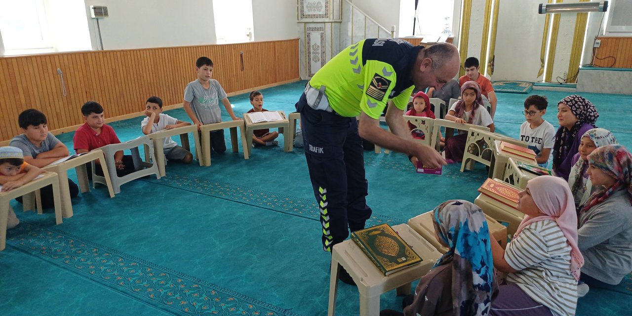 Jandarma ekipleri öğrencilere trafik eğitimi verdi