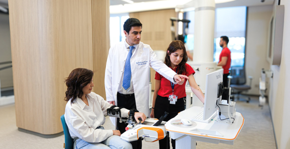 Dr. Mustafa Çorum: “Robotik Rehabilitasyon, Felçli Hastalarda Hareketi Yeniden Öğretiyor”