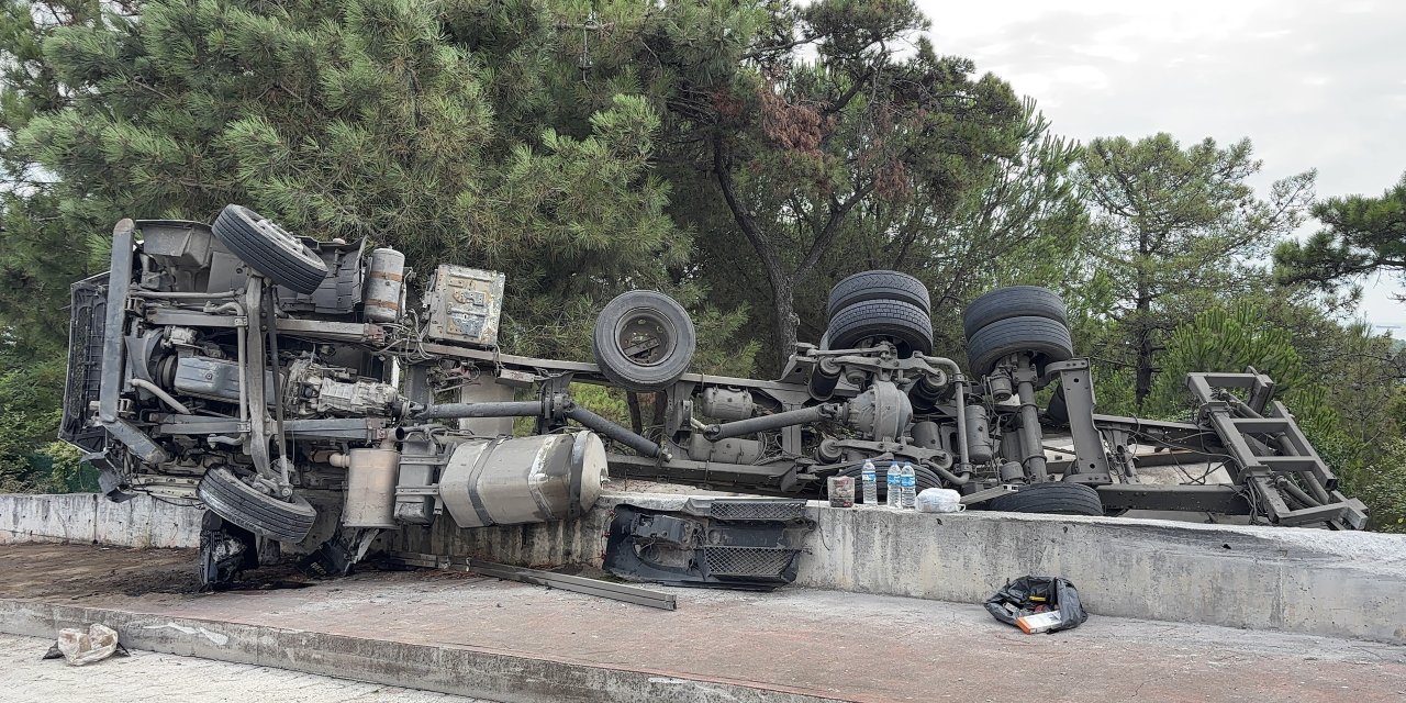 Atakum'da istinat duvarına çarpan kamyon devrildi