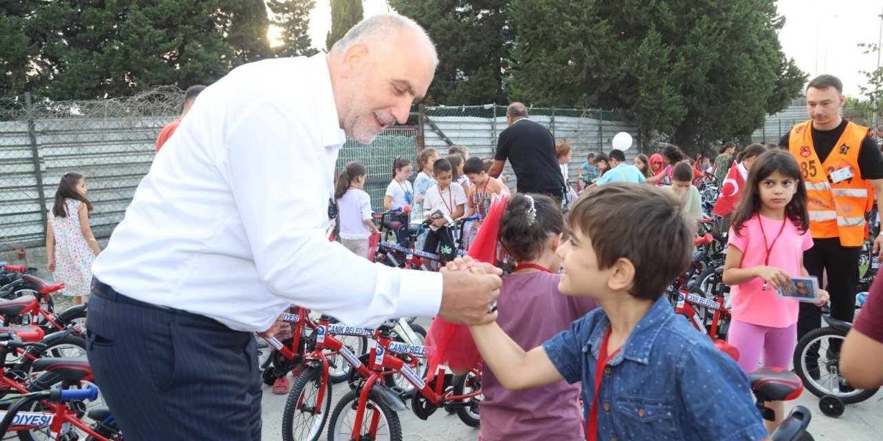 Başkan Sandıkçı'dan davet: Tüm çocuklar hediyelerine kavuşuyor