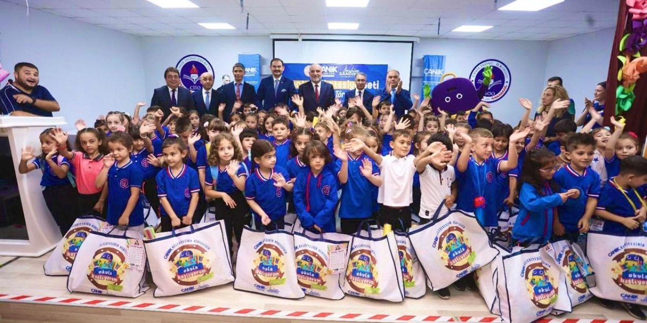Öğrencilerin çanta ve kırtasiye seti Canik Belediyesi'nden