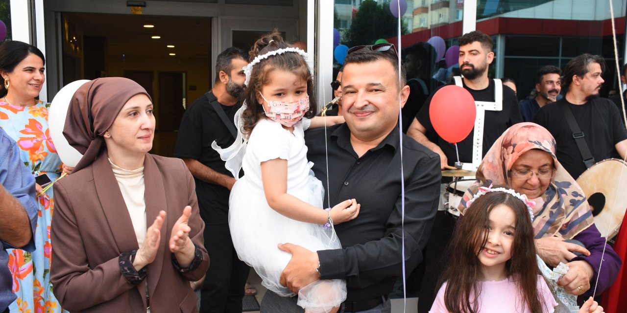 Lösemiyi yenen 5 yaşındaki Berra doğum gününde taburcu edildi