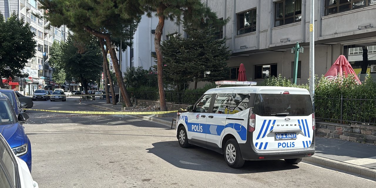 Beton parçaları yola düştü, trafik durduruldu