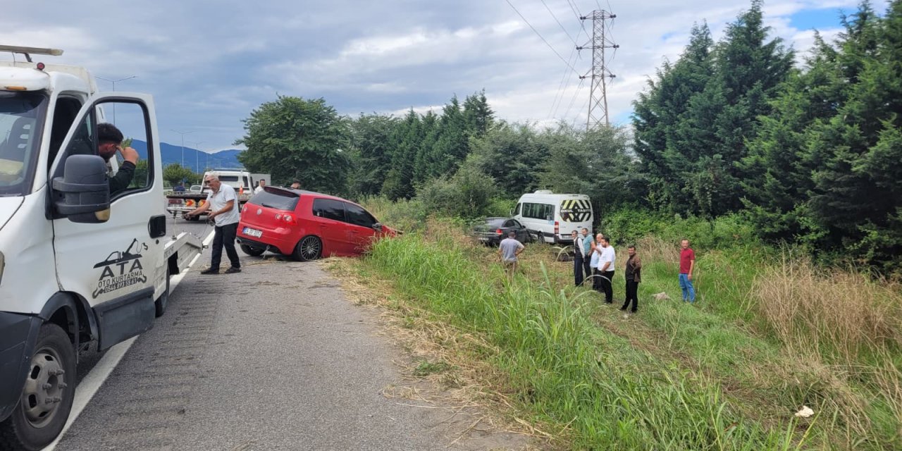 3 aracın karıştığı trafik kazasında 2 kişi yaralandı