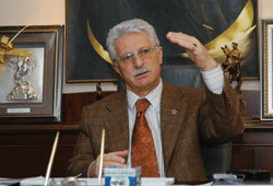 Mahkemeyi bakana şikayet etti