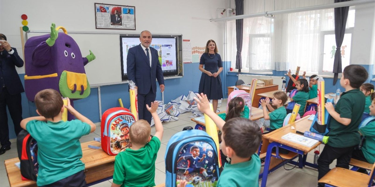 Kırtasiye setleri öğrencilere sıralarında teslim edilecek