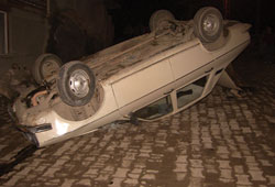 Otomobiliyle takla attı