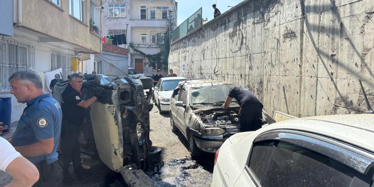 Araçların üzerine düşen pikaptaki 2 kişi yaralandı