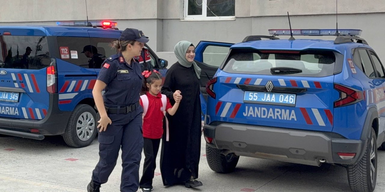 Şehit kızı Zeynep'i okula jandarma ekipleri götürdü