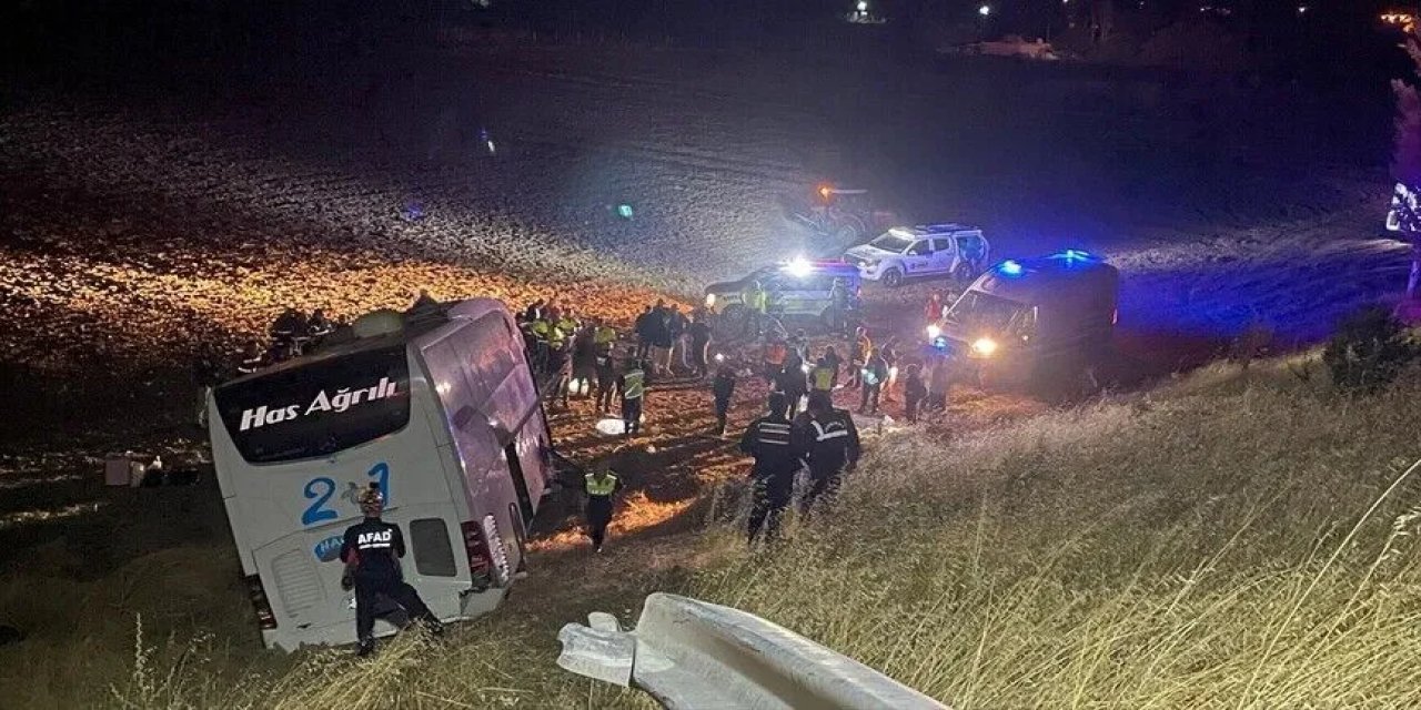 Yolcu otobüsü yoldan çıkarak devrildi: 24 kişi yaralandı