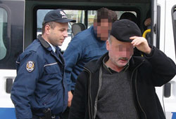 Baba-oğulu ayırırken yaralandı