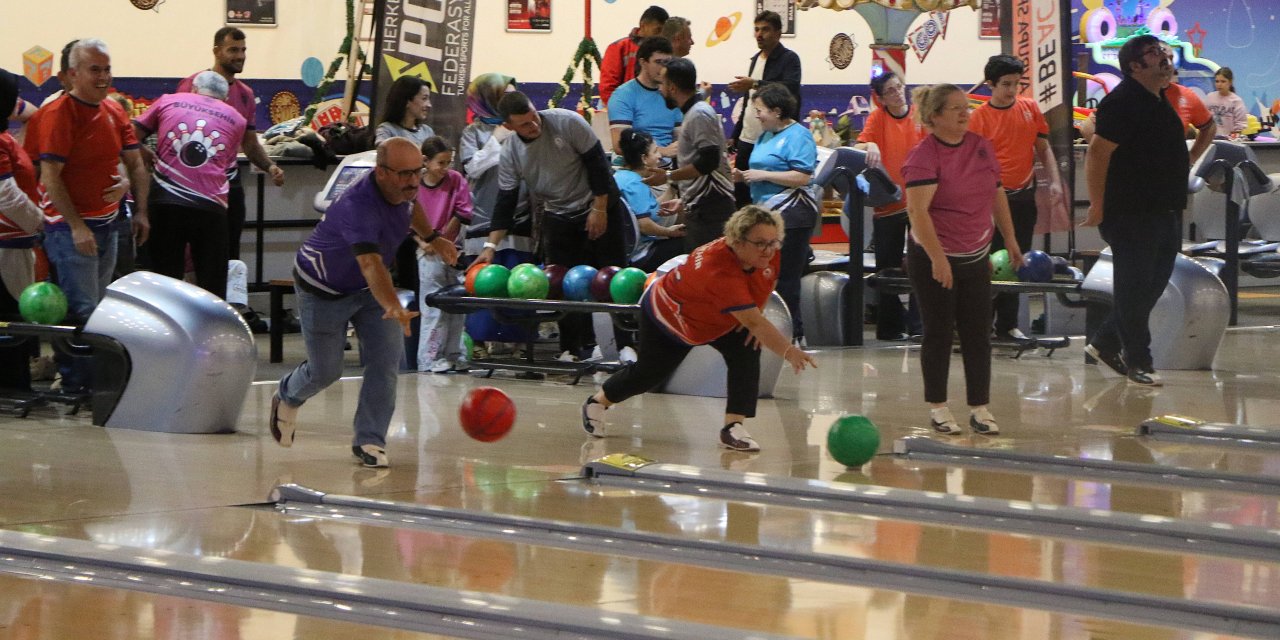 Samsun’da 119 işitme engelli bowling oynadı