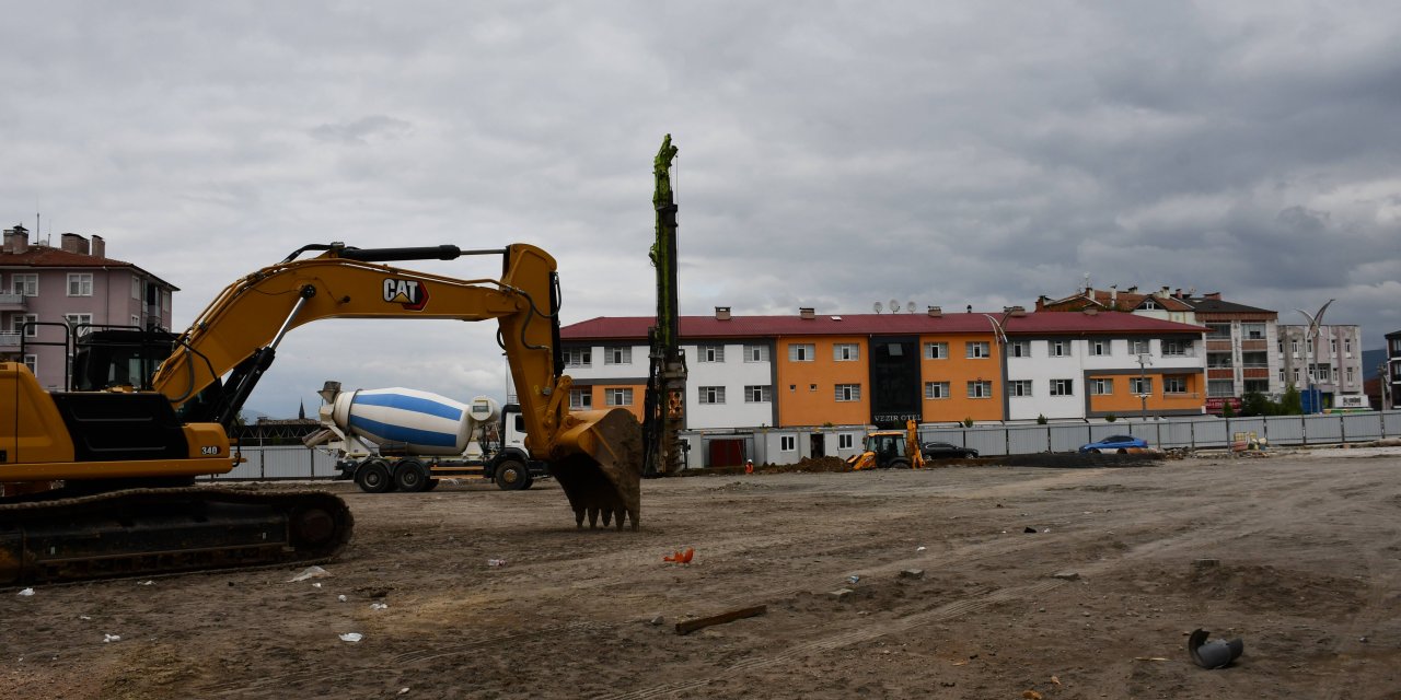 Meydan ve Otopark Projesi'nde ilk kazma vuruldu