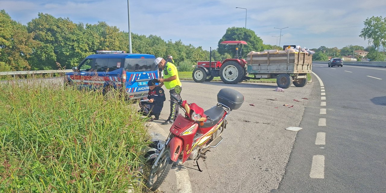 Traktörle çarpışan motosikletin sürücüsü yaralandı