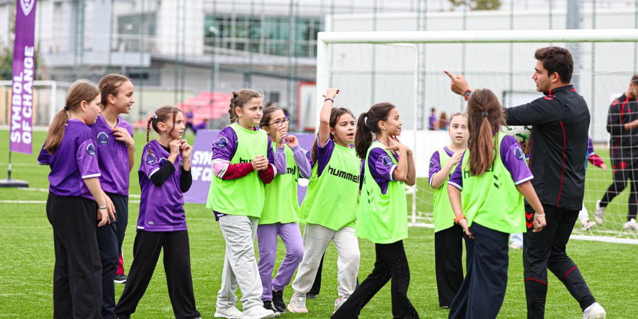 Futbolun birleştirici gücü yeşil sahaya taşındı