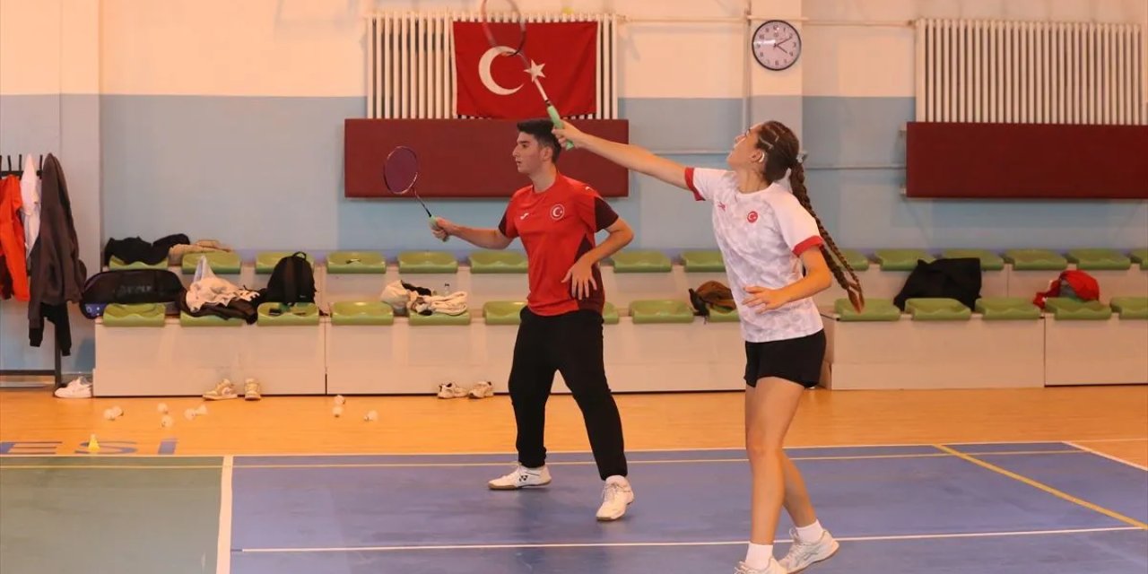 İşitme engelli badmintoncular şampiyonaya hazırlanıyor