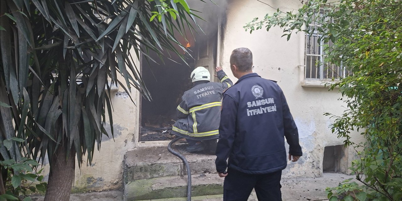Samsun'da 2 katlı binada çıkan yangın söndürüldü