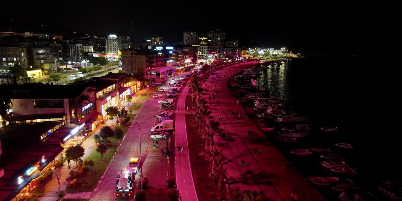 Samsun'da sahil pembeye büründü