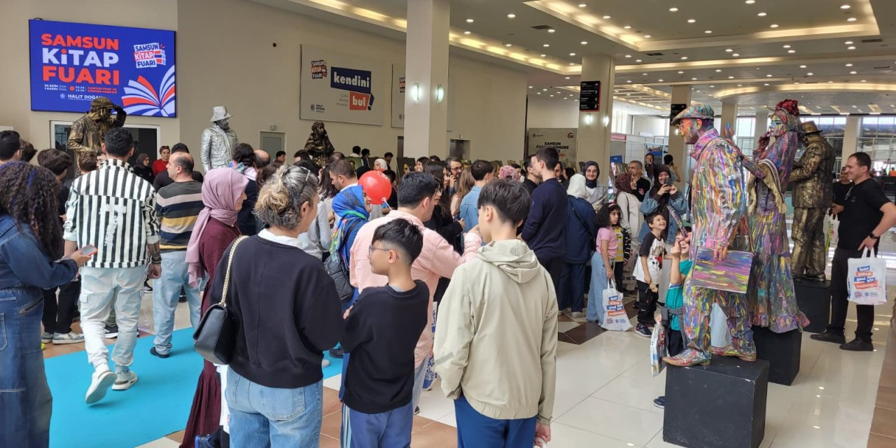 Samsun Kitap Fuarı'nda canlı heykel gösterisi ilgi gördü