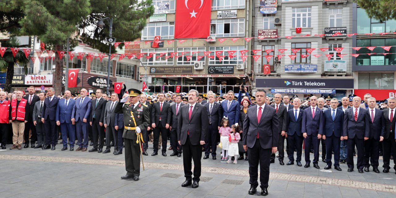 Onur Anıtı'nda çelenk sunma töreni düzenlendi