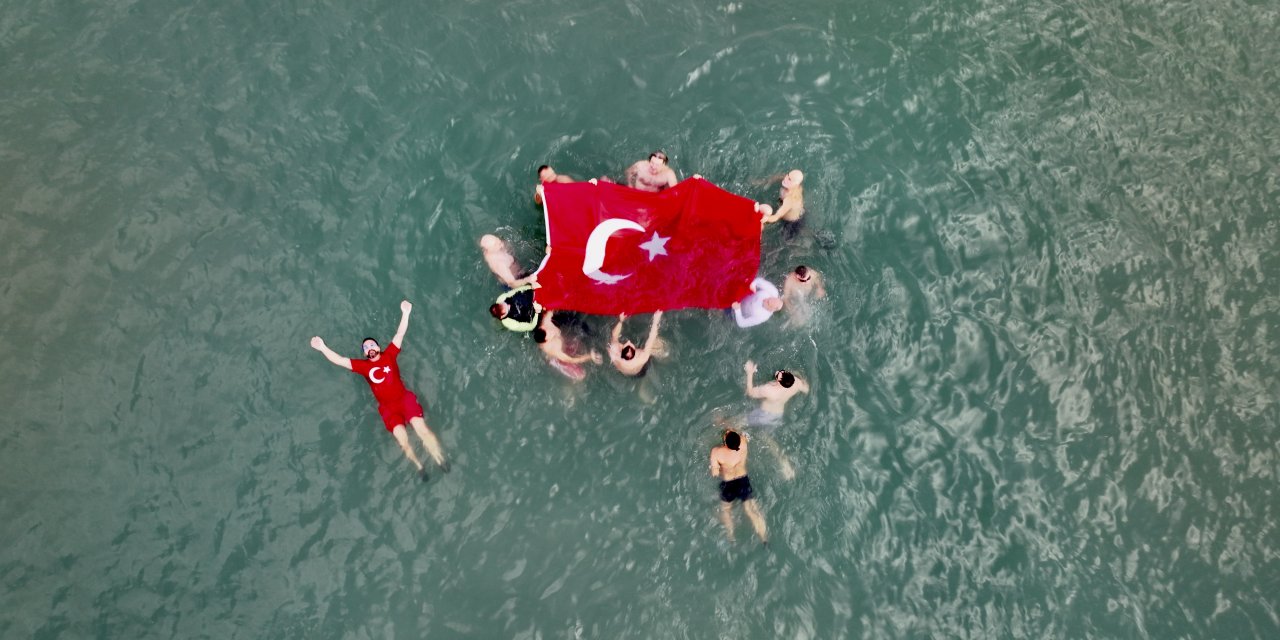 Bayramı denizde Türk bayrağı açarak kutladılar