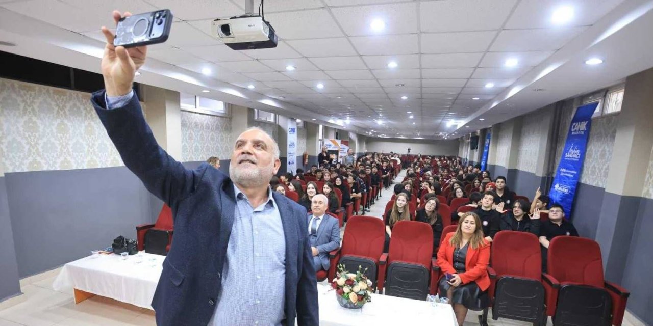 Başkan Sandıkçı öğrencilerle bir araya geldi