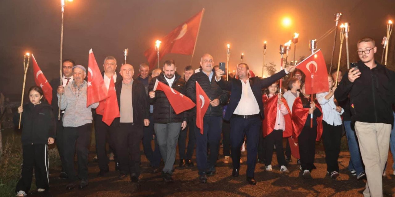 Cumhuriyet coşkusu fener alayıyla taçlandı