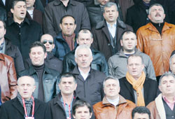 Yönetim tam kadro izledi