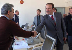 Kamu çalışanlarını ziyaret etti