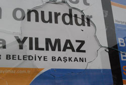 Yılmaz'ın seçim bürosu taşlandı