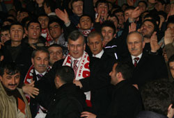 Özyer maçın izledi