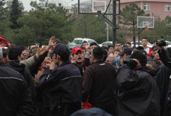 Otobüsü taşladılar