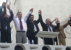Kuru'dan miting gibi açılış