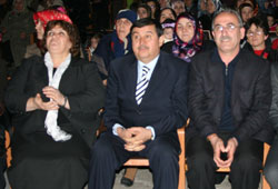 Kapıda çiçeklerle karşılandılar