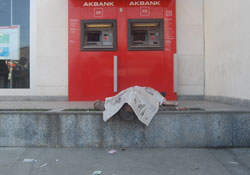 Ecel, ATM'de yakaladı