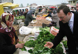 Siyasetin yolu pazarda kesişti