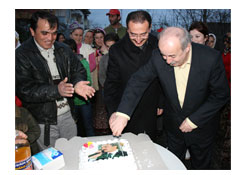 Dündar'a pastalı teşekkür